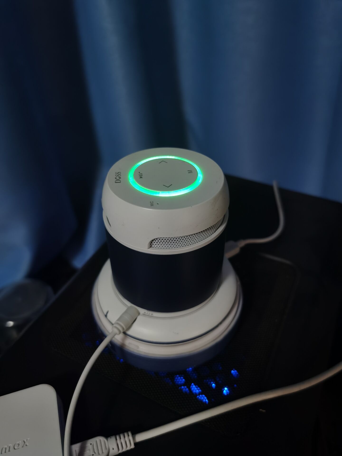 音频线链接的阿西莫 小音箱